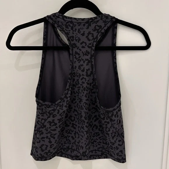 EUC✨ ATHLETA medium grey & black leopard print cropped Shanti yoga top - Picture 2 of 6